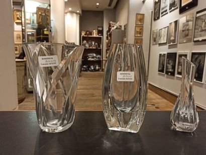 null 3 vases en cristal :

- BACCARAT, de forme triangulaire. Ht. : 21 cm.

- BACCARAT,...