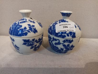 null Deux sorbets couverts en porcelaine à décor floral bleu sur fond blanc. Marque...