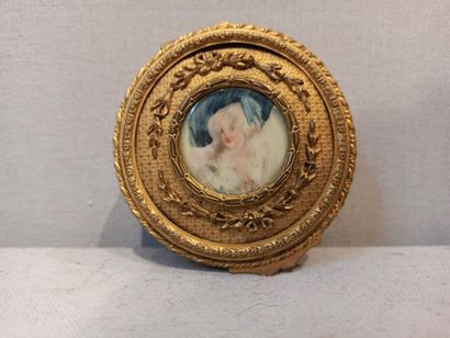 null Boîte ronde en métal doré de style Louis XV, le couvercle à décor d'une miniature...