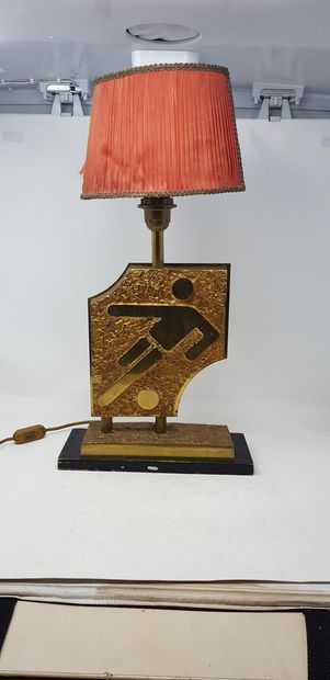 null Lampe laiton doré, motif de joueur de foot

H. 60 cm