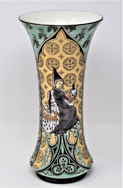 null GIEN

Vase cornet sur talon en faïence à décor Néo-Renaissance d'une princesse,...