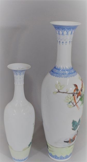 null 
CHINE, XXème siècle




Deux vases en porcelaine à décor émaillé polychrome...