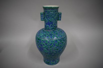 null CHINE - Moderne

Vase en porcelaine émaillée en bleu sous couverte de lotus...