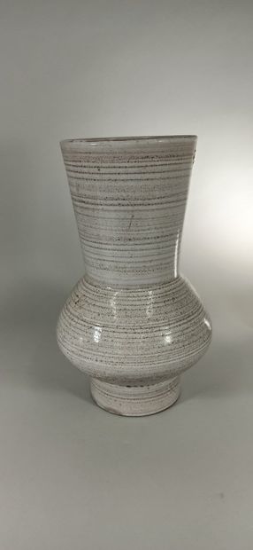 null GRANDJEAN-JOURDAN (XXe siècle)

Grand vase beige.

Terre de Vallauris, signature...