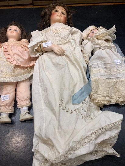null Ensemble de 3 poupées modernes. 

H. : 66 - 35 cm
