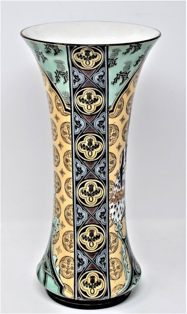 null GIEN

Vase cornet sur talon en faïence à décor Néo-Renaissance d'une princesse,...