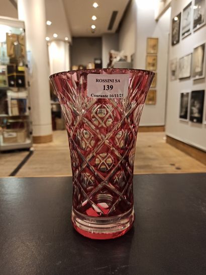 null Vase cornet en cristal taillé overlay rose. Ht. : 17.60 cm. Petites égrenures...