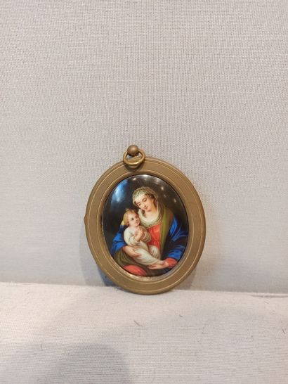 null Médaillon ovale en porcelaine peinte figurant une mère et son enfant, dans le...