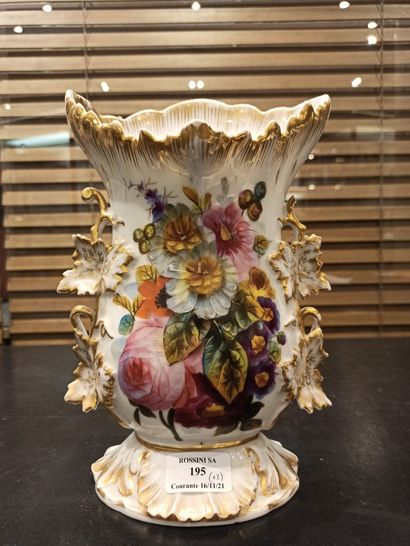 null VIEUX PARIS paire de grands vases en porcelaine à décor floral peint réhaussé...