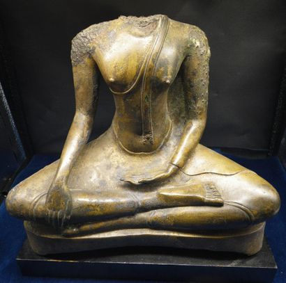 null Bouddha en sans tête, en position Bhumisparsha mudra. En alliage à patine dorée...