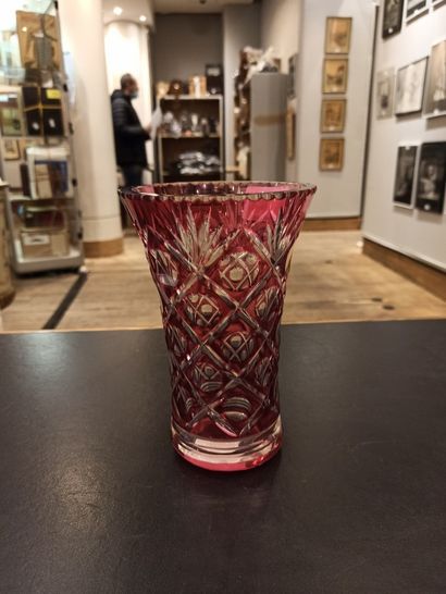 null Vase cornet en cristal taillé overlay rose. Ht. : 17.60 cm. Petites égrenures...