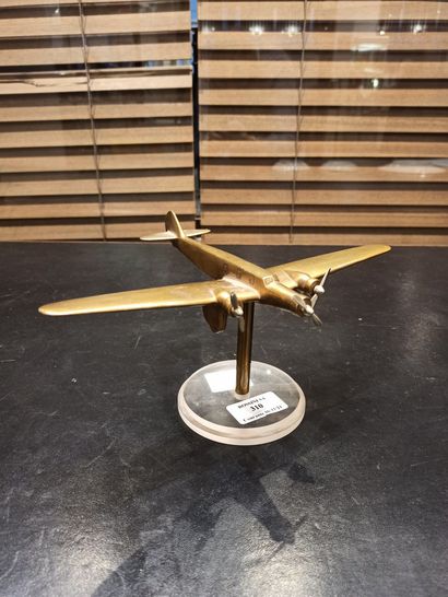 null Avion en bronze sur un support rond en Plexiglas.

Ht. : 11 cm.