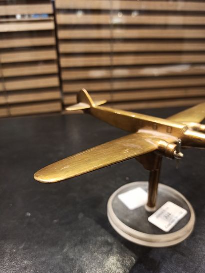 null Avion en bronze sur un support rond en Plexiglas.

Ht. : 11 cm.