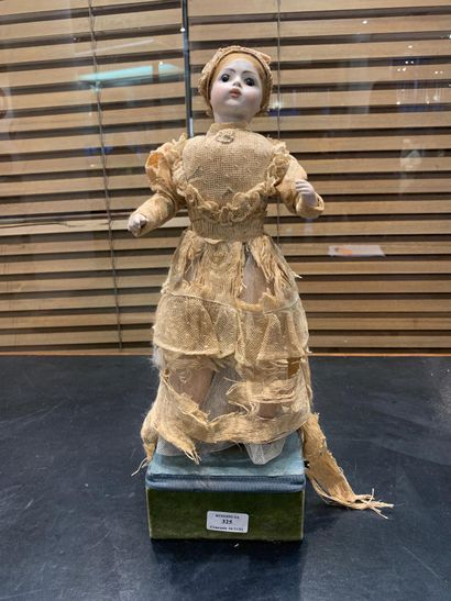 null Automate: poupée en porcelaine, robe très abimée, accidents aux mains