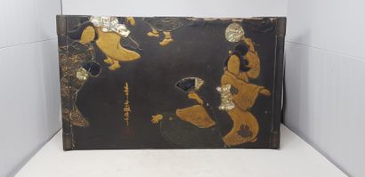 null Plateau japonais en laque burgoté, XIXème

L. 61 - P. 36,5 cm