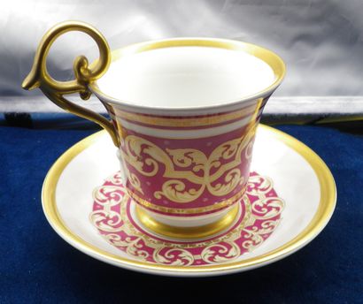 null PIRKEN HAMMER tasse et sa sous-tasse en porcelaine à décor imprimé d'arabesques...