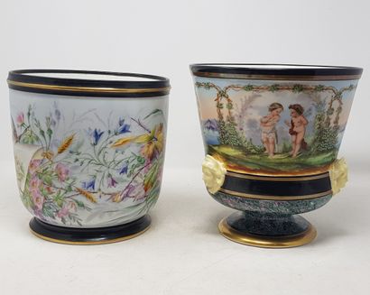 null Réunion de deux petites jardinières en porcelaine de type Sèvres, décor de chérubins...