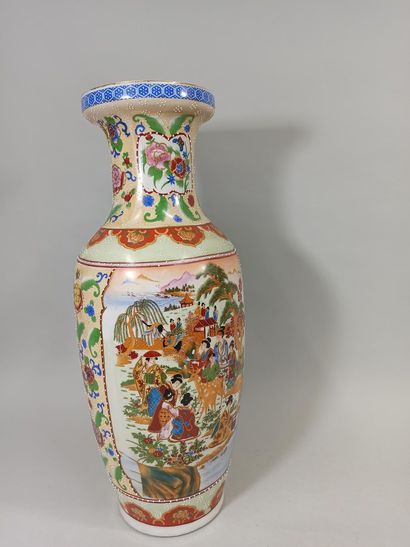 null CHINE XXème

Paire de vases en porcelaine à décor de personnages de fleurs et...