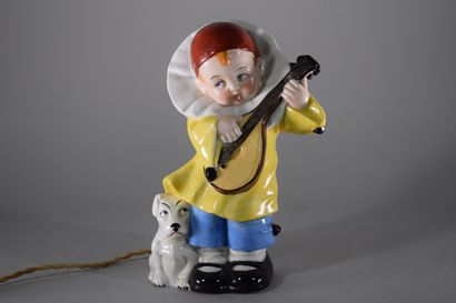 null Veilleuse en porcelaine polychrome figurant un enfant déguisé en Pierrot jouant...