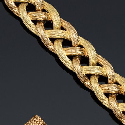 null Bracelet in two-tone 18K (750) gold with brushed braided mesh. Ratchet clasp...