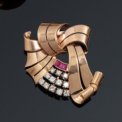 null 18K (750) rose gold and platinum clip featuring a bow decorated with red stones...