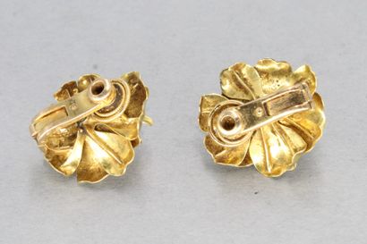 null 
CARTIER Paris

Paire de clips d'oreilles fleurs en or jaune 18K (750) , au...