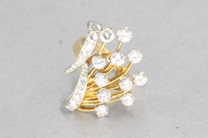 null 
Bague en or jaune 18K (750) et platine ornée de diamants taille brillant. 

Poinçon...