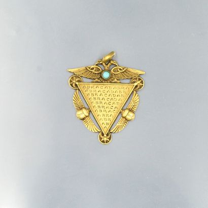 null 
Pendentif en or jaune 18K (750) de forme triangulaire ajouré, à décor d'aigles,...