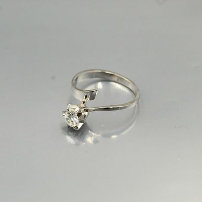 null Bague en platine et or gris 18k (750) asymétrique ornée d'un diamant de taille...