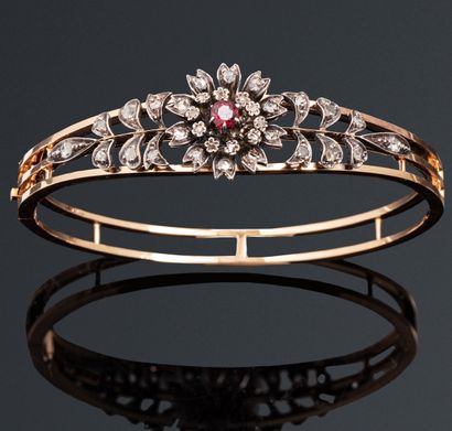 null 18K (750) gold and silver openwork bangle decorated with flowers and foliage,...