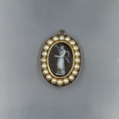 null A 9k (375) gold cameo pendant on an oval agate, decorated with a woman in profile,...