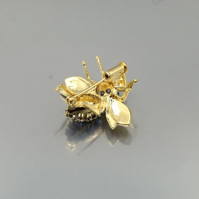 null 18K (750) yellow gold brooch featuring a bee with honeycombed wings, the thorax...