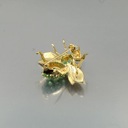 null 18K (750) yellow gold brooch featuring a bee, the wings honeycombed, the thorax...
