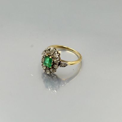 null 18K (750) yellow and white gold daisy ring set with a rectangular emerald surrounded...