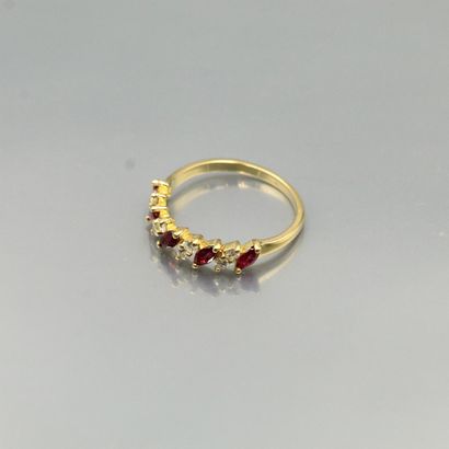 null Bague en or jaune 18K (750) sertie de rubis forme navette et diamants taille...