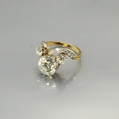 null 18k (750) yellow gold ring set with an old-cut diamond and two larger diamonds....