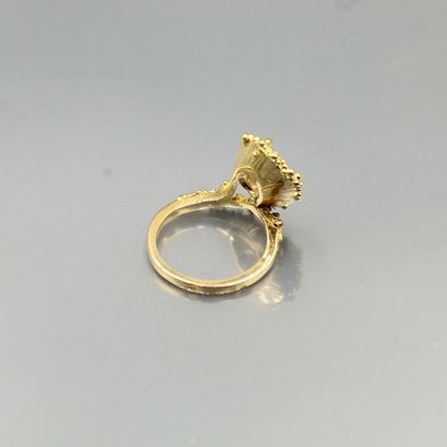 null Bague en or jaune 18K (750) en forme de pétale ornée d'un diamant taille ancienne.

Poinçon...