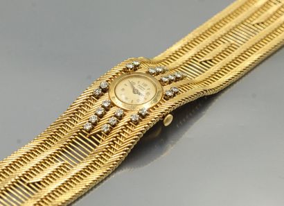 null ANONYMOUS 

Ladies' cuff watch in 18k (750) gold. Round case, back with snap...