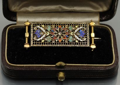 null An 18K (750) yellow gold openwork brooch with a floral enamel and rose-cut diamond...