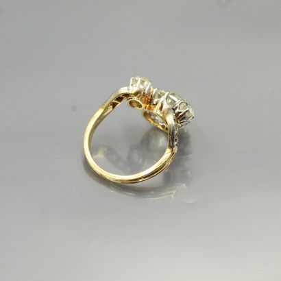 null Bague en or jaune 18k (750) sertie d'un diamant taille ancienne épaulé de diamants...