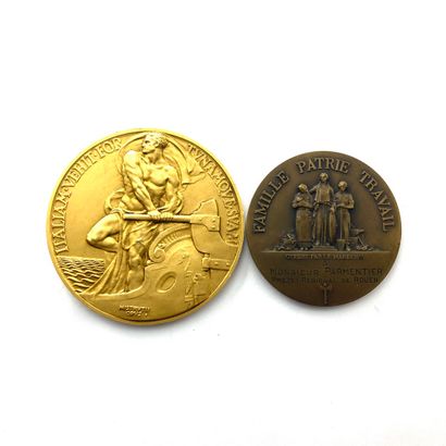 null Lot of two medals : 

- ITALY: Mussolini, for the national loan of 1925. 

Diameter:...