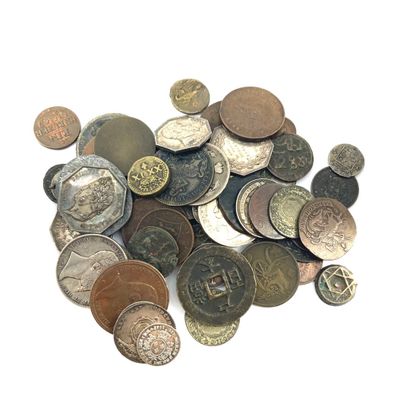 null Lot de soixante deux monnaies et jetons des XVIIIe et XIXe siècles en argent...
