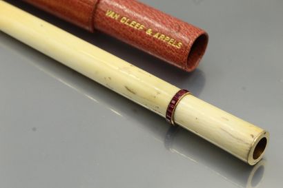 null Fume-cigarette en or jaune 18K (750), ivoire et collerette de rubis calibrés....