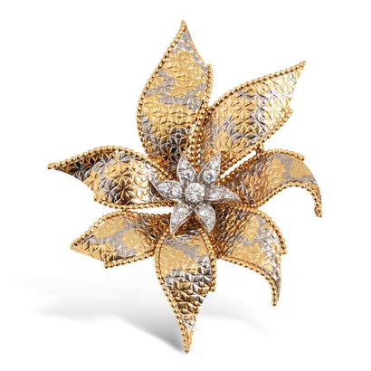 null Broche en or deux tons 18K (750) stylisant une fleur à décor martelé ; le pistil...