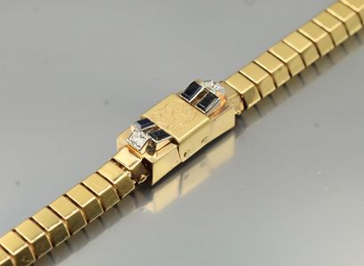 null 
Bracelet en or jaune 18K (750) et platine à mailles articulées, au centre un...