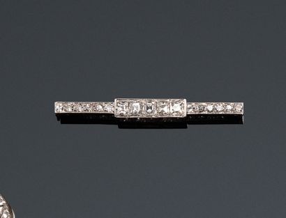 null Broche-barrette en or gris 18K (750) sertie de diamants taille ancienne et brillants.

Longueur...