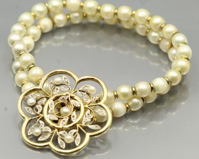 null 18k (750) gold bracelet set with a double row of cultured pearls, adorned with...