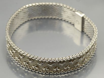 null 18K (750) white gold bracelet in pressed mesh decorated with two lines of crosses.

Master...
