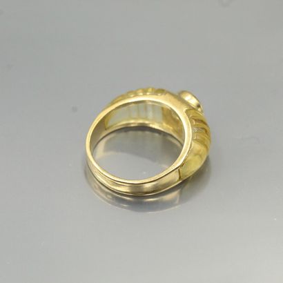 null An 18K (750) yellow gold ring set with a half-cut diamond and a gadroon-cut...