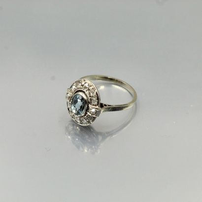 null Bague en or gris 18K(750) et platine de forme ovale sertie d'une aigue marine...